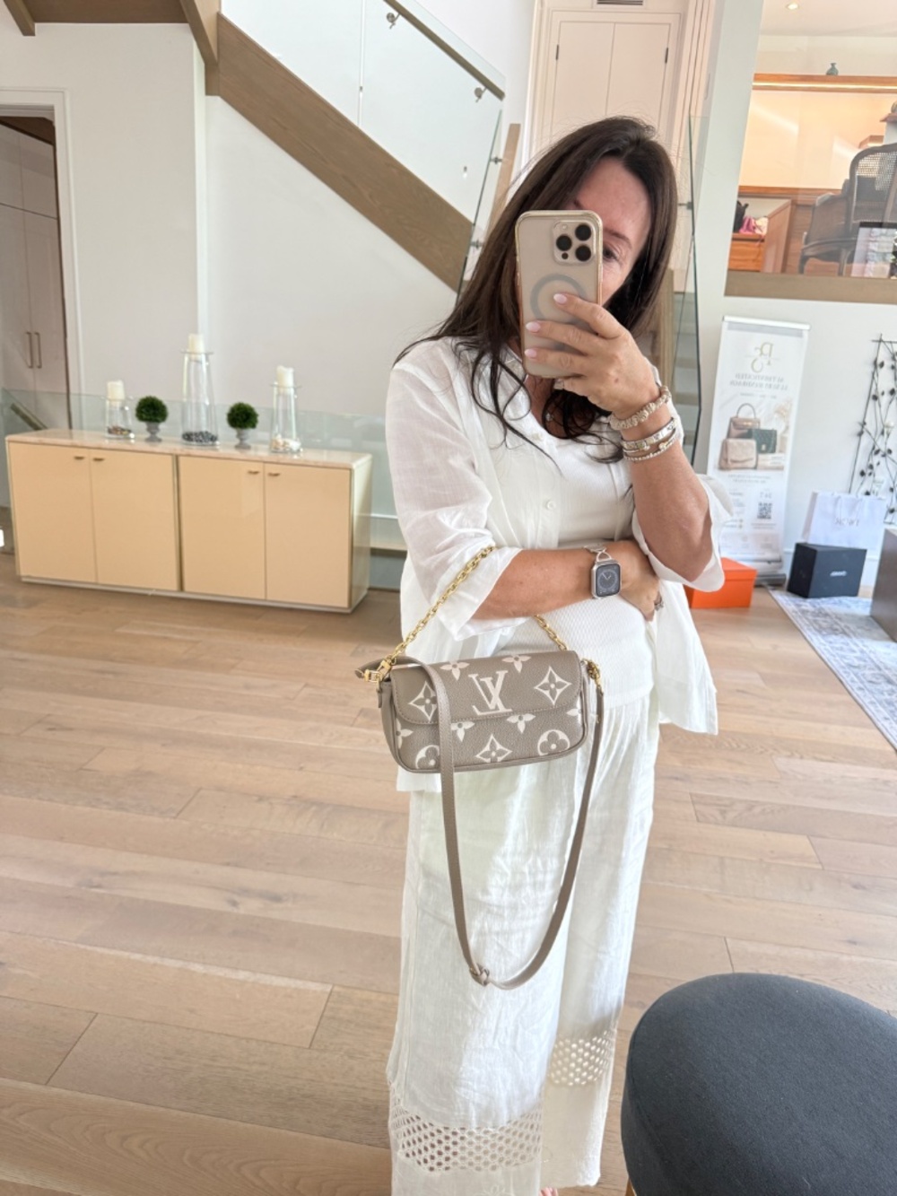 Louis Vuitton Empreinte Monogram Ivy in Turtledove and Cream - Picture 4 of 13
